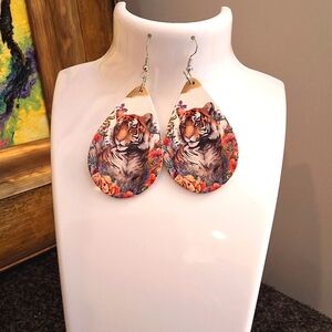 💥SALE💥NEW Tiger Dangle Earrings
